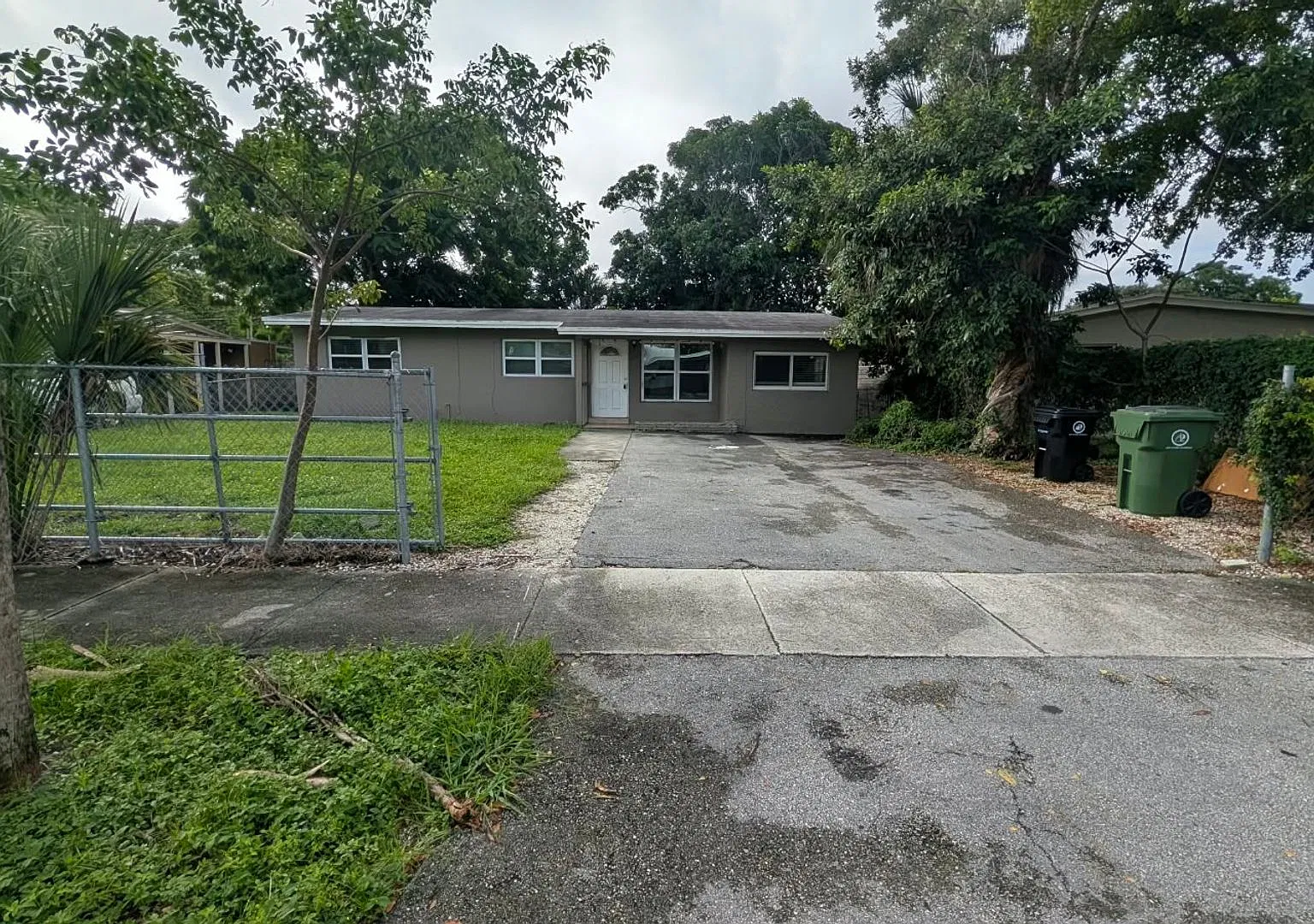 Comfort & Convenience! 3BR Home with Private Yard — Photo 1