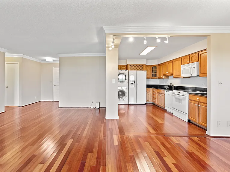 8370 Greensboro Dr #1004 — Photo 10