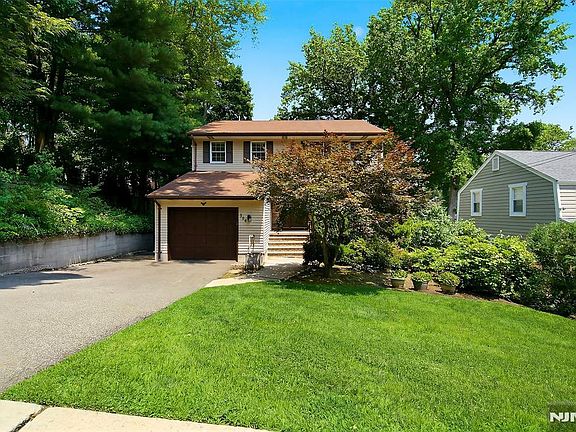 2nd image of 308 Ross Avenue