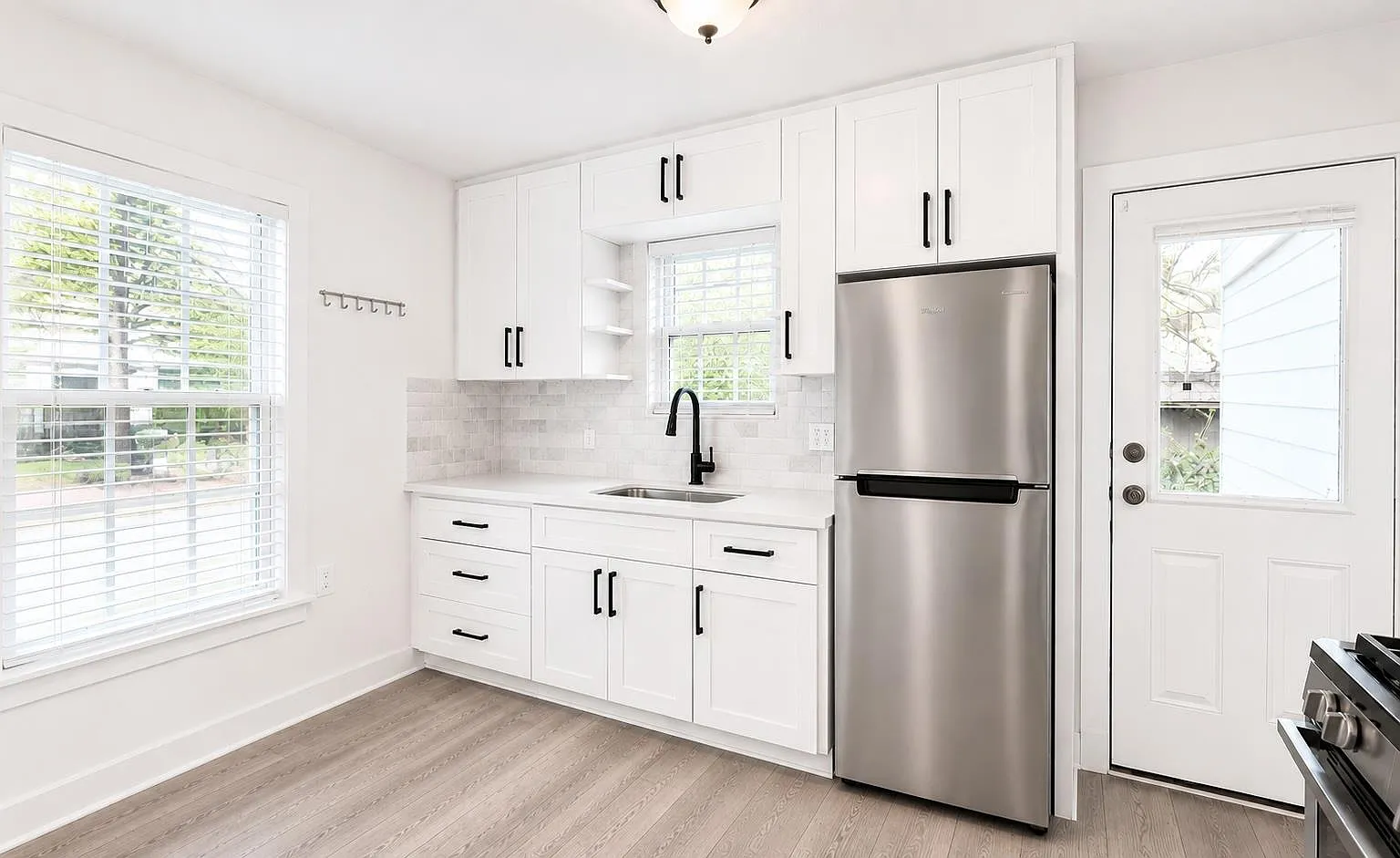 5 bed, 3.0 bath, 1600 sqft, $8,995 — Photo 3