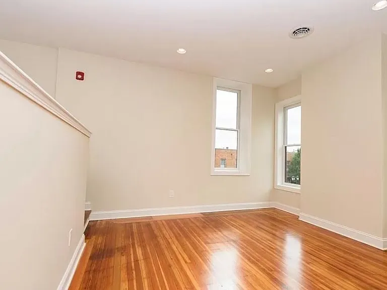 Stylish 1-Bedroom Apartment with Modern Upgrades in Cohoes — Photo 6