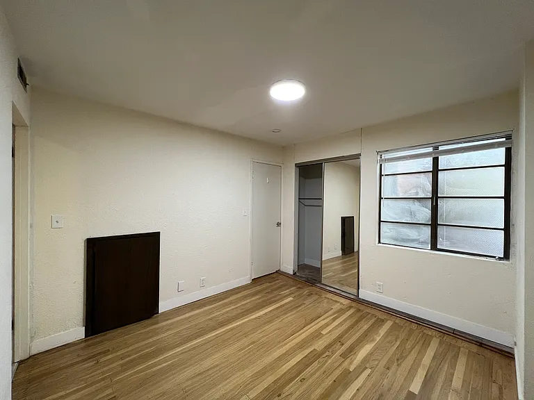 2541-2569 Le Conte Ave — Photo 59