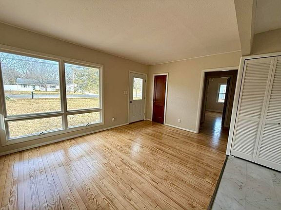 4th image of 5542 Cedar Lake Rd