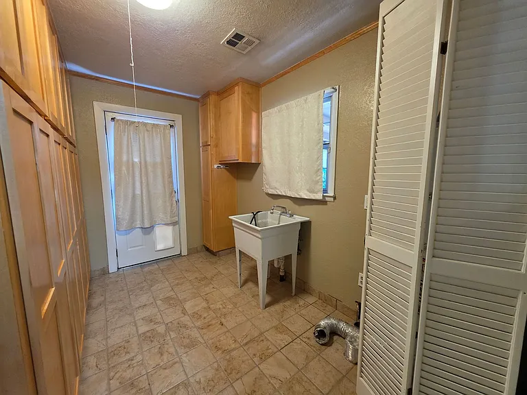 221 Oakshire Ave — Photo 14