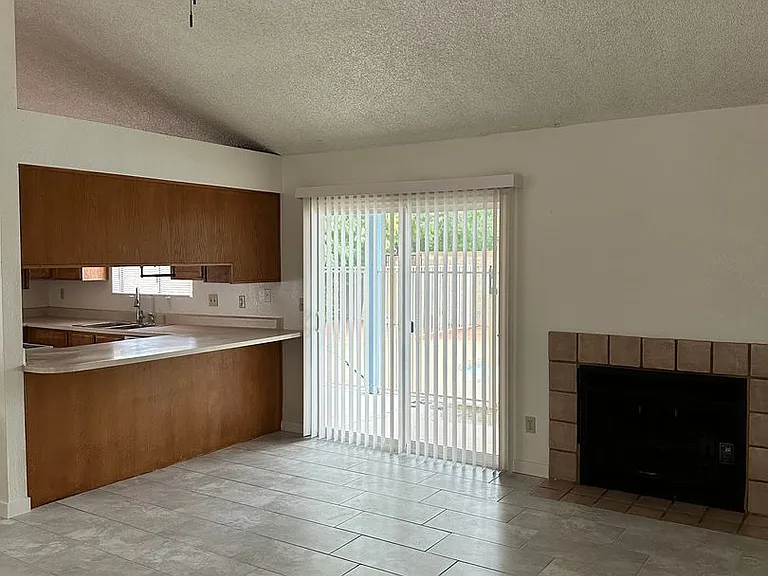 1564 E Drake Dr — Photo 5