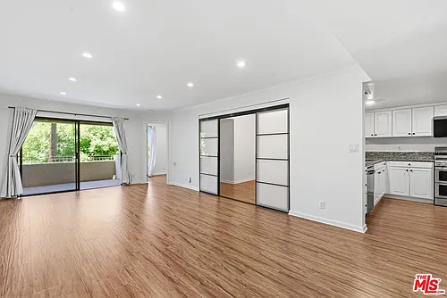 5009 Woodman Ave #308 Photo 1