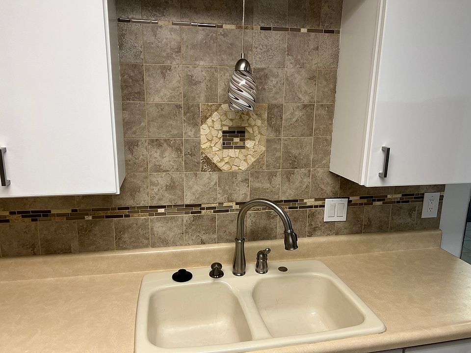 Kitchen sink & Backsplash