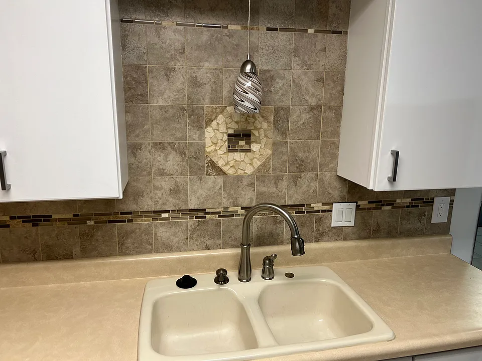 Kitchen sink & Backsplash
