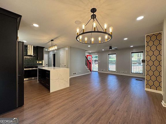 5th image of 346 Russell Rd