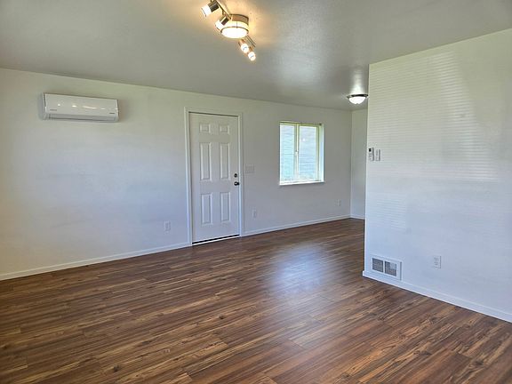 3rd image of 907 W 1st St #6974C7601