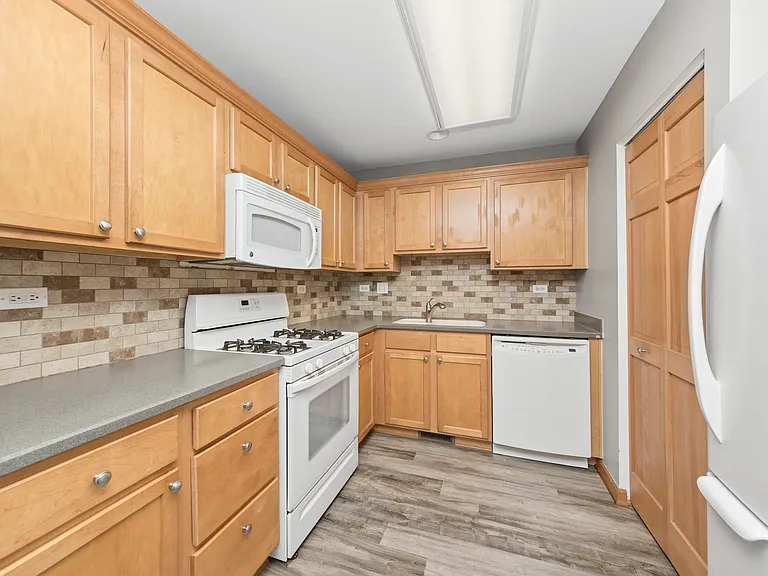 690 Lincoln Station Dr — Photo 4