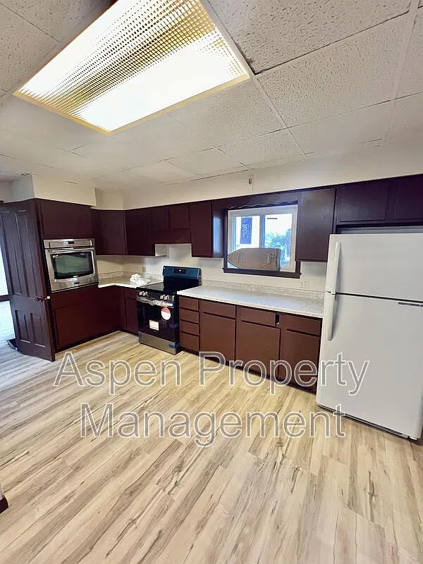 109 S Marshall St — Photo 2