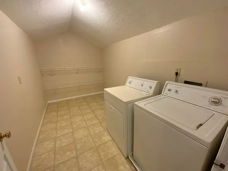 1605 Steamboat Ln — Photo 61