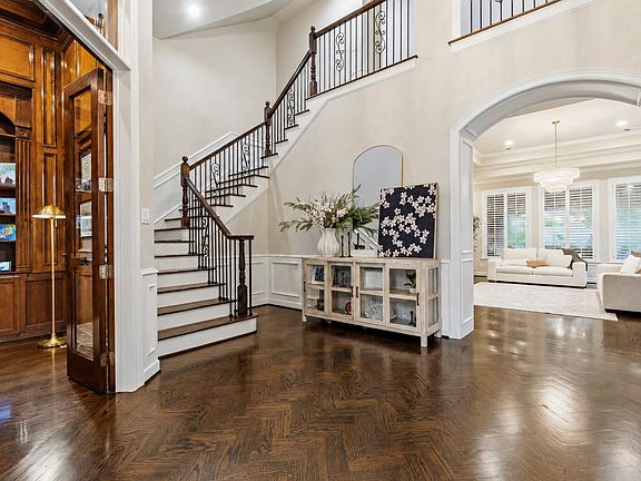 5th image of 118 N Shawnee Ridge Cir