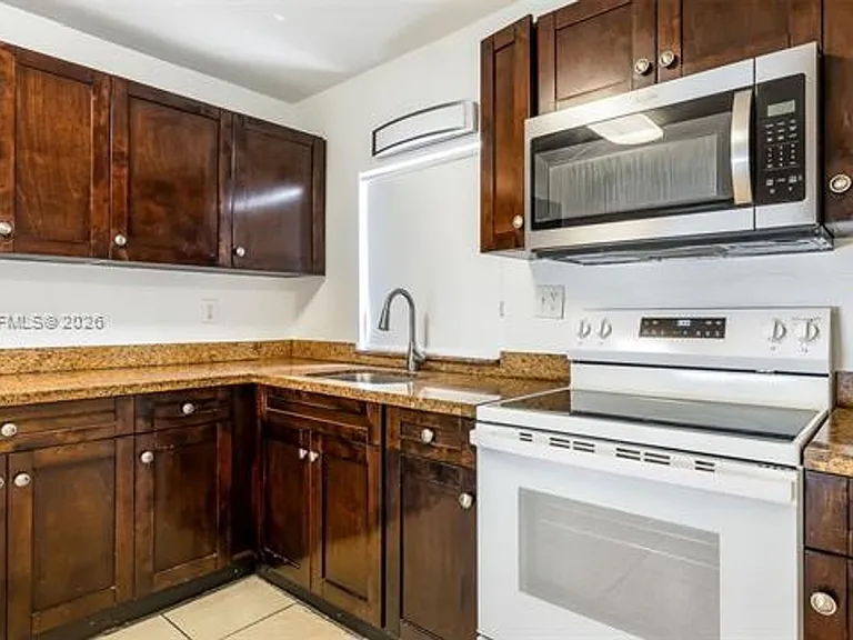 117 E 10th St #117 — Photo 34