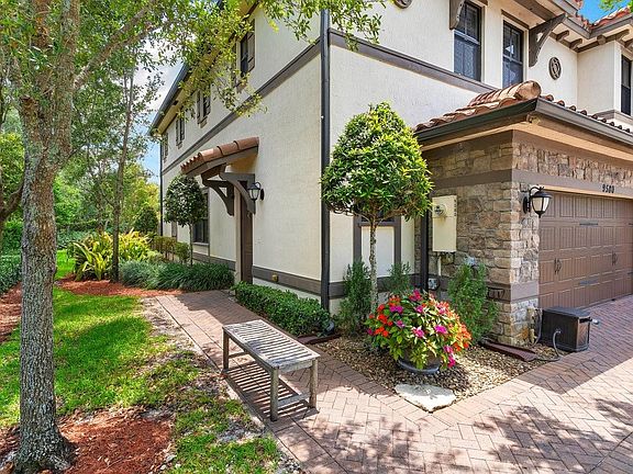 5th image of 9580 Town Parc Circle #9580