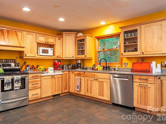 3rd image of 23 Hunting Lodge Dr