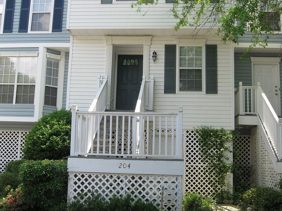 Lovely Town Home in Willowbrook!