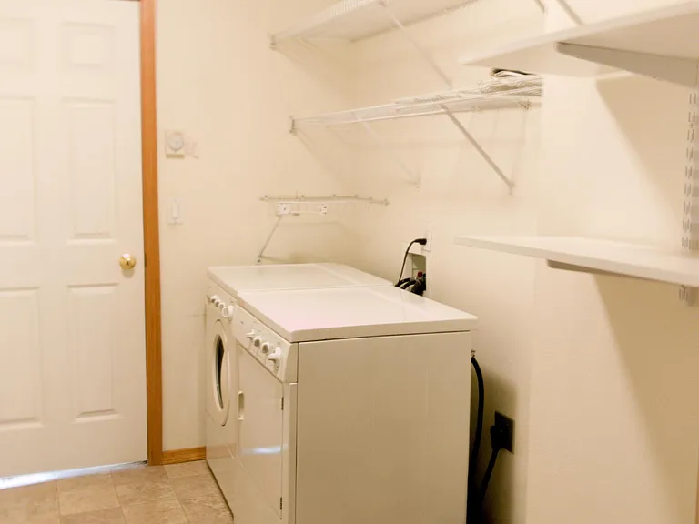 EXTRA LARGE LAUNDRY ROOM