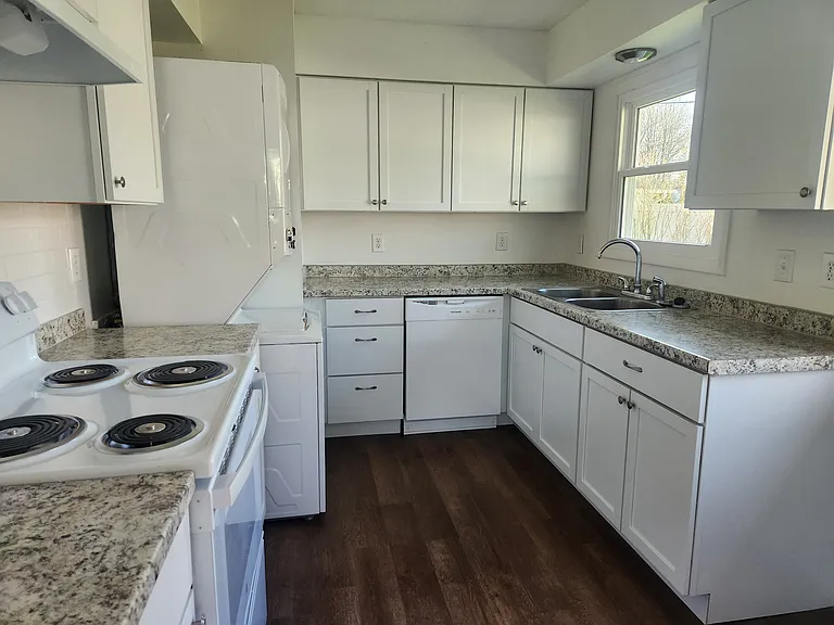 258 E Plum St — Photo 11
