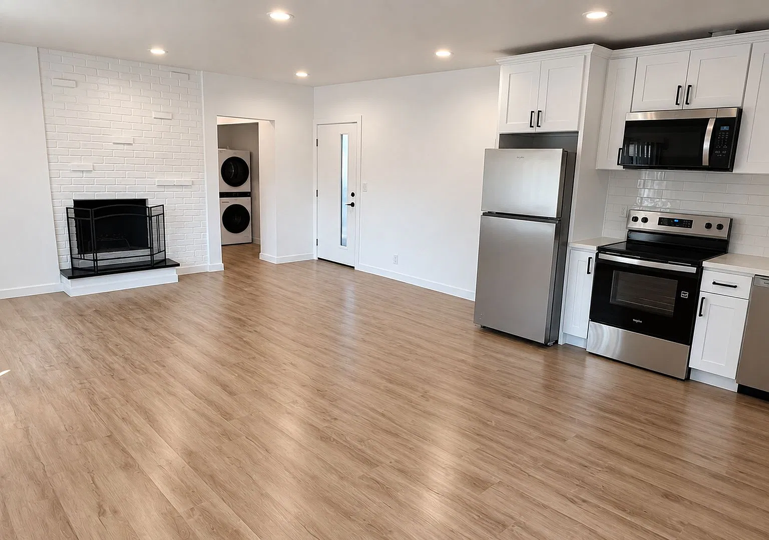 Fully Upgraded Spacious 5 Weeks Free — Photo 3