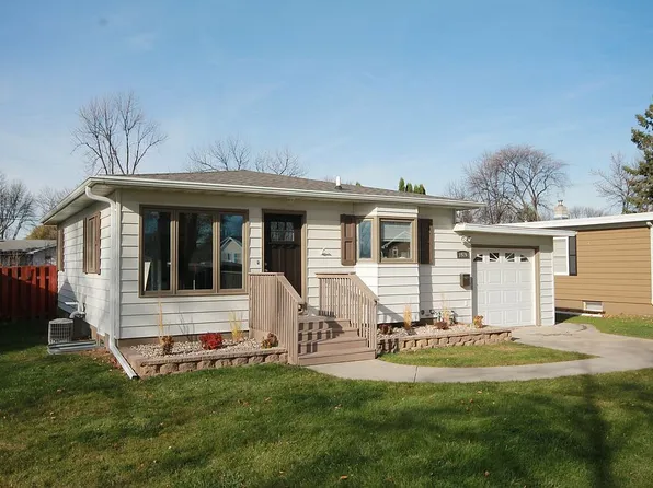 1010 S 18th St, Grand Forks, ND 58201