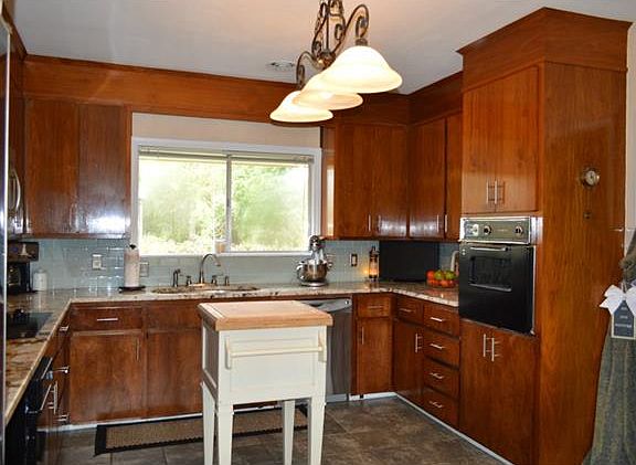 5th image of 1 Dogwood Dr