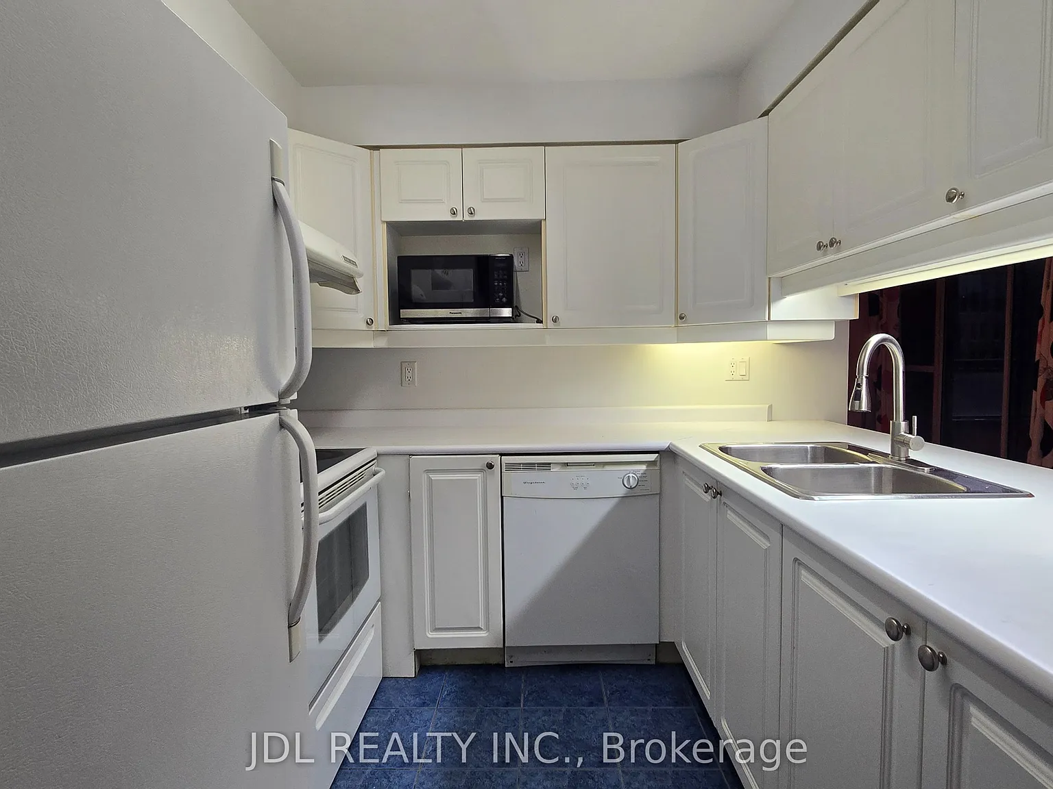 889 Bay St — Photo 4