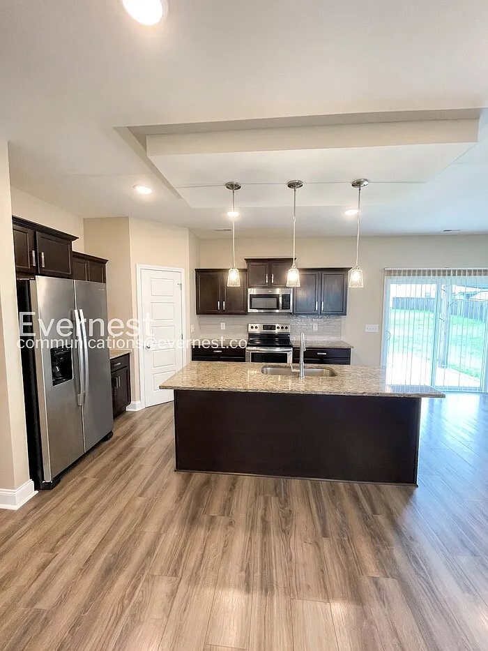 4 bed, 3.0 bath, 2081 sqft, $1,895 — Photo 1
