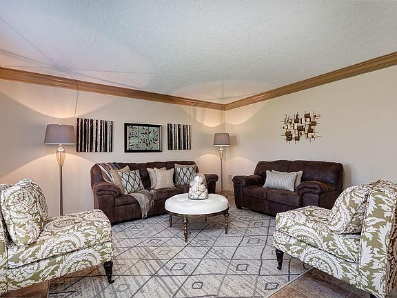 3rd image of 6586 Woodbury Dr
