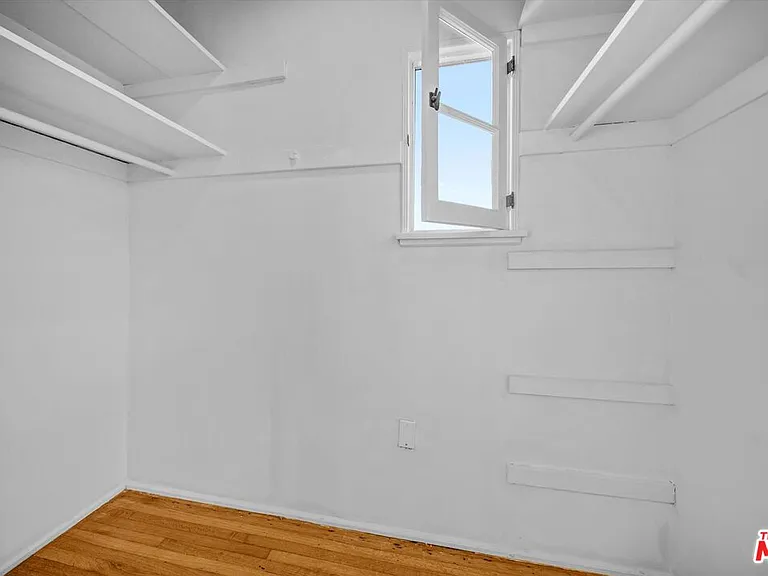 207 S Reeves Dr — Photo 15