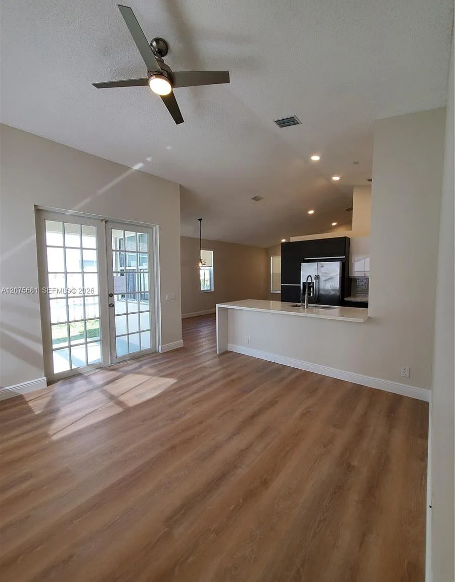 3 bed, 1418 sqft, $4,100 — Photo 2