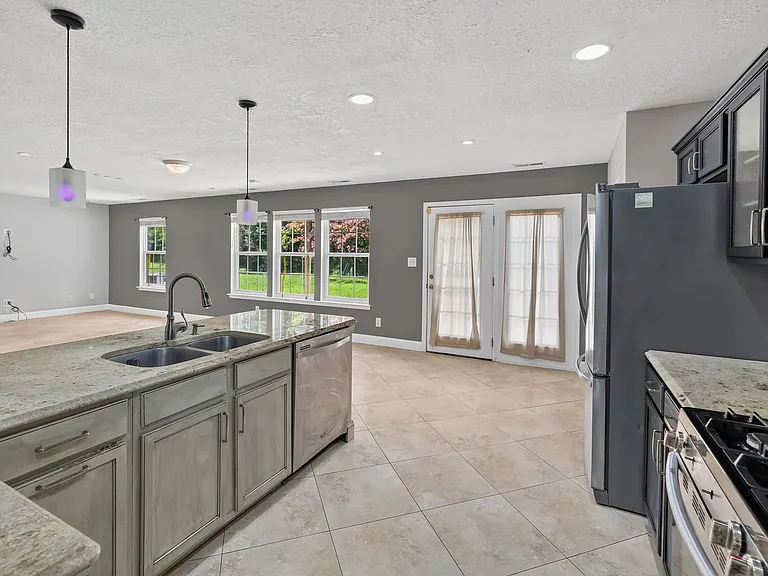 10745 Glenluce Ave — Photo 12