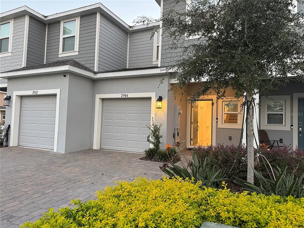 3 bed, 2.5 bath, 1334 sqft, $1,900 — Photo 2