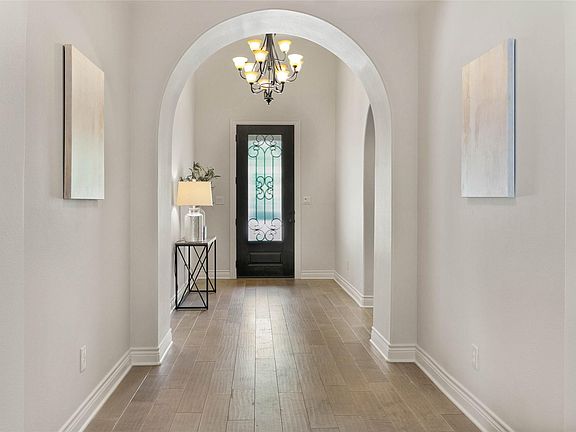 4th image of 18 Woodglade Way