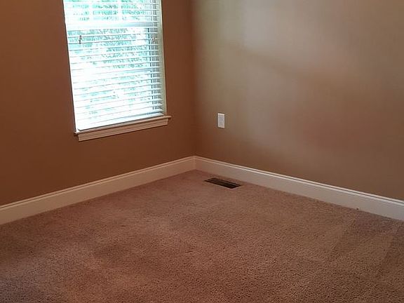 4th image of 923 Cherry Dr