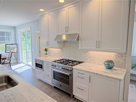 4th image of 1070 Carrington Way