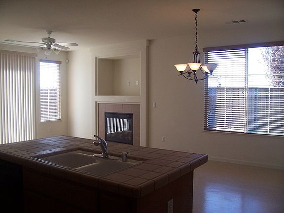 4th image of 708 Pioneer Ave