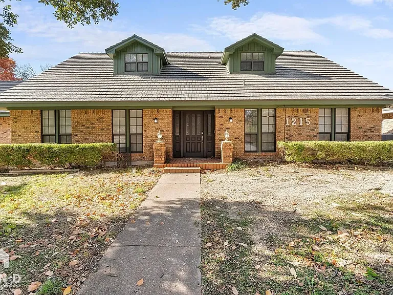 1215 Spring Lake Dr — Photo 1