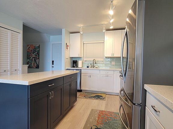 3rd image of 200 Harborview Dr APT 103