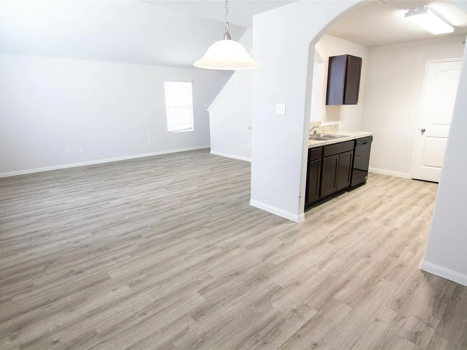 3 bed, 2.5 bath, 1381 sqft, $1,820 — Photo 4