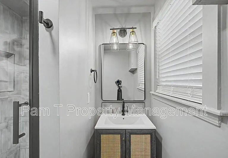 638 E 37th St #D — Photo 13