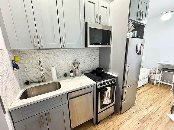 5th image of 190 Bleecker St APT 22