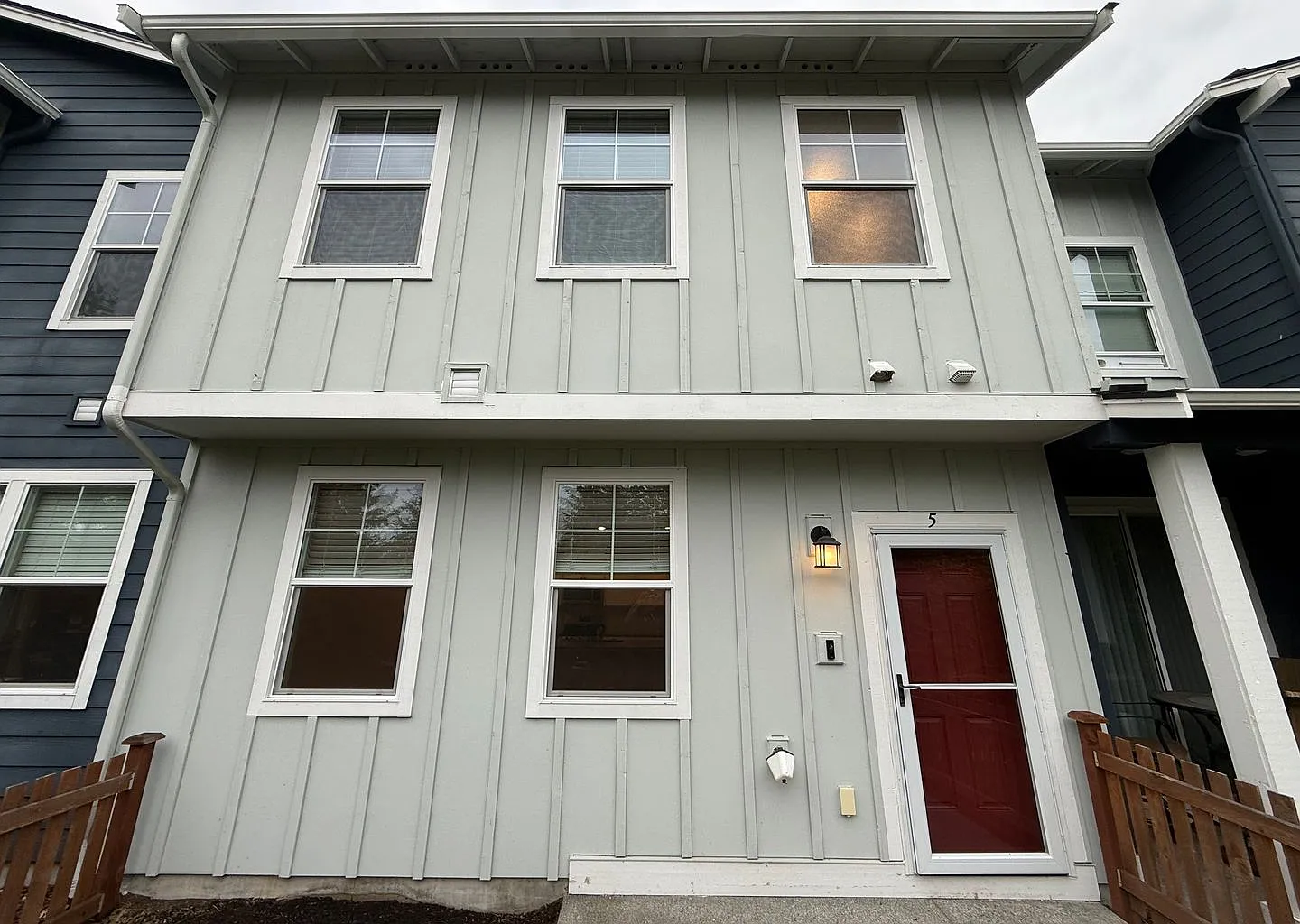 Modern 3-Bedroom Townhome in Tehaleh 2-Car Garage & Private Yard — Photo 2