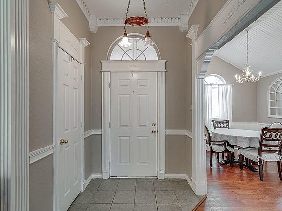 4th image of 804 Brown St