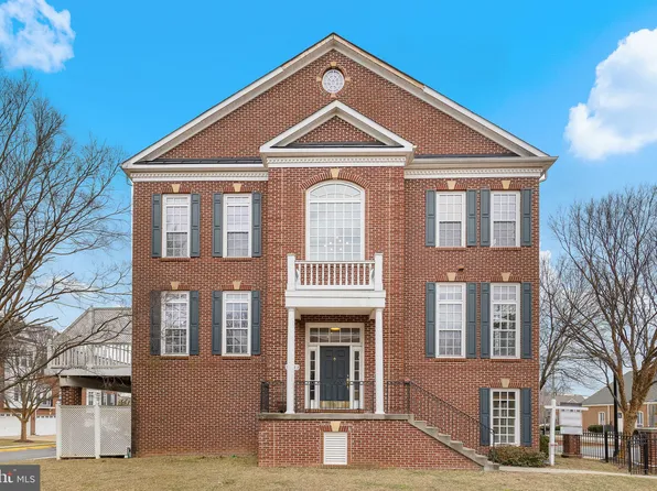 10543 School St, Fairfax, VA 22030