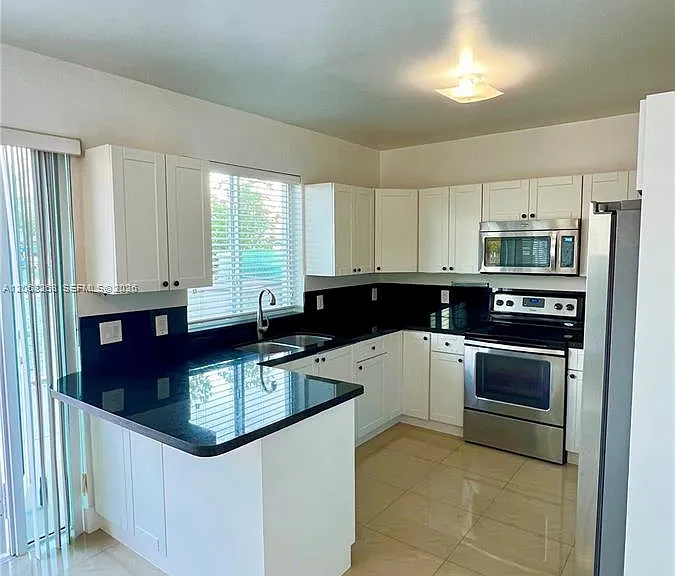 8227 Crespi Blvd #4 — Photo 10