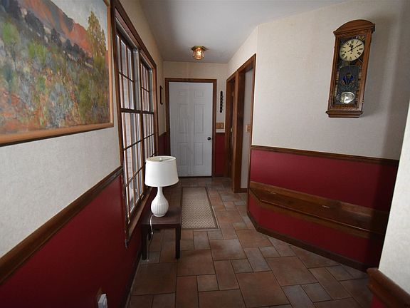 4th image of 60 Laurel Ln