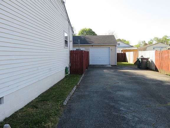 2nd image of 7 S Daisy Ave