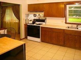 1235 Newport Dr, Oconomowoc, WI 53066